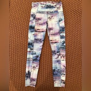 Multi color Lululemon leggings ankle crop - size 6 good condition